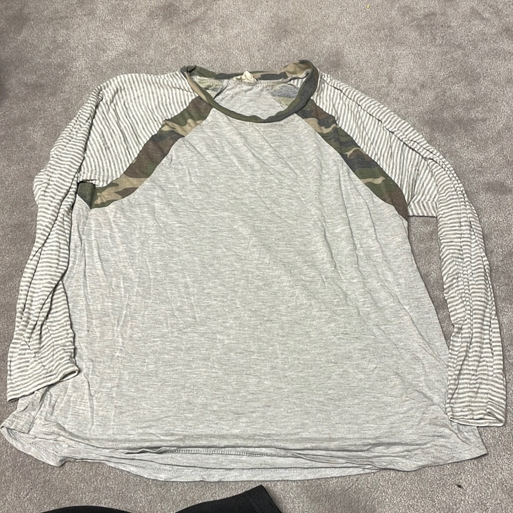 143 Story long sleeve shirt. Size Small. Never worn